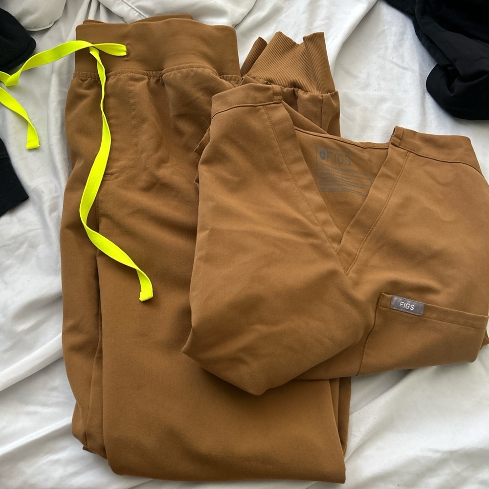 Figs Brown Scrub Set with Bright Yellow Accents